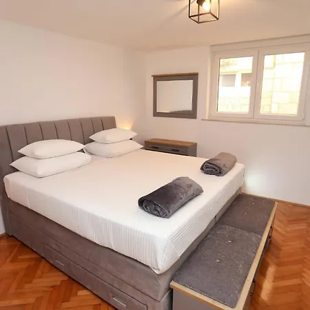 Apartmán My Dalmatia - M With Free Parking And Roof Terrace
